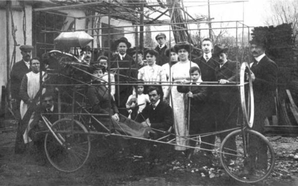 Rusjanovi s prijatelji pred trupom EDE 2, 1909 RusjanoviSprijatelj-1909-predTrupomEDE2
