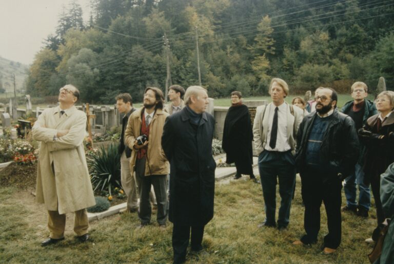 Ekskurzija ob simpoziju Gotika v Sloveniji, oktober 1994: Špitalič (v ospredju od leve Artur Rosenauer, Andrea De Marchi, Artur Saliger, Janez Höfler, župnik, Dušan Buran, Marjeta Ciglenečki).