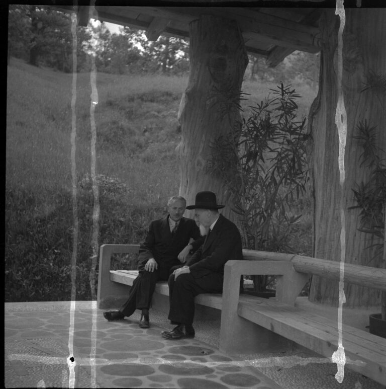 Juro Adlešič in Jože Plečnik v Begunjah, 1939 (UL FF, Fototeka Oddelka za umetnostno zgodovino)