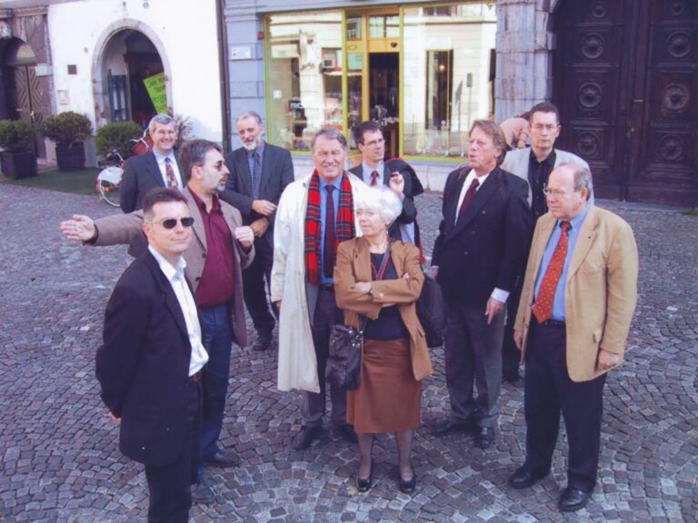Ekskurzija ob prvem slovensko-bavarskem umetnostnozgodovinskem kolokviju, oktober 2001: Ljubljana (mdr. od leve Robert Peskar, Samo Štefanac, Andrej Smrekar, Jörg Traeger, Janez Höfler in Hartmut Krohm)
