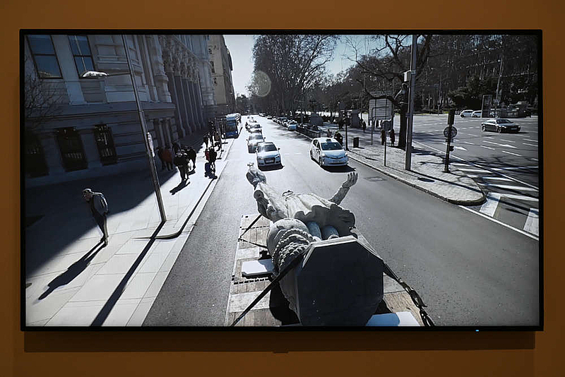 Slika 2: Iván Argote, Paseo, 2022, 4K digitalni video (https://universes.art/en/venice-biennale/2024/foreigners-everywhere-tour-4/ivan-argote, pridobljeno 27. 12. 2024)