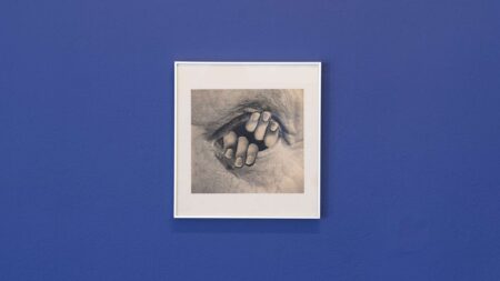 Slika 1: Nemirno oko Staneta Jagodiča na razstavi v Mestni galeriji Ljubljana. (©MGML, foto: Blaž Gutman; https://mgml.si/sl/mestna-galerija/razstave/709/stane-jagodic/#&gid=null&pid=3 Pridobljeno 17. 5. 2026)
