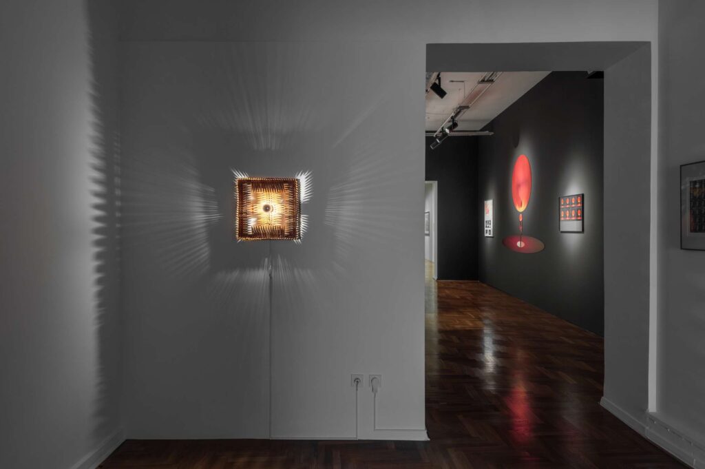 Slika 2: Postavitev razstave Nemirno oko Staneta Jagodiča v Mestni galeriji Ljubljana (© MGML, foto: Blaž Gutman; https://mgml.si/sl/mestna-galerija/razstave/709/stane-jagodic/#&gid=null&pid=7, pridobljeno 17. 5. 2026)