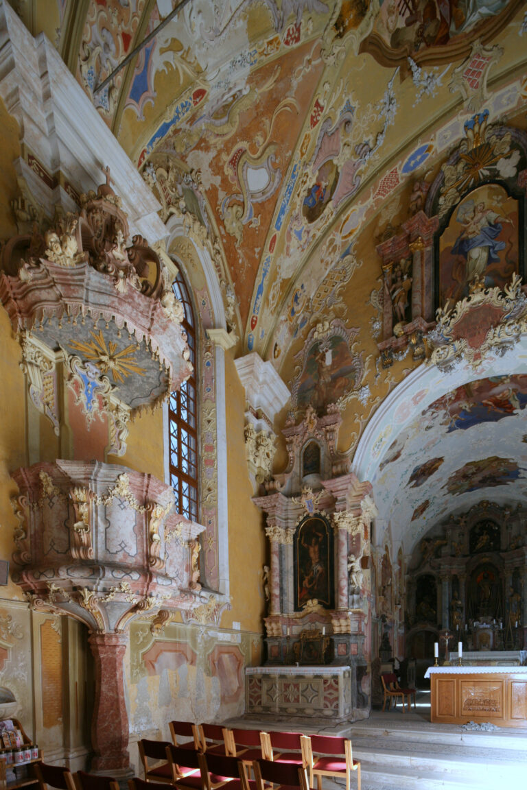 Notranjščina podružnične cerkve sv. Roka, Šmarje pri Jelšah, foto: Marjan Smerke 